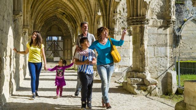 En famille < Cloître < Abbaye Saint-Jean-des-Vignes < Soissons