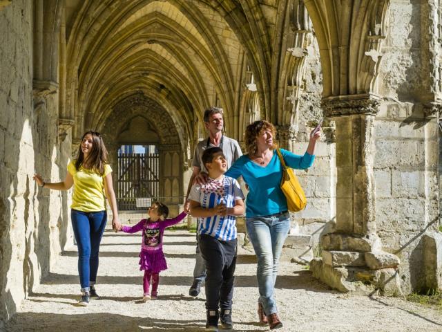 In der Familie < Kreuzgang < Abtei Saint-Jean-des-Vignes < Soissons