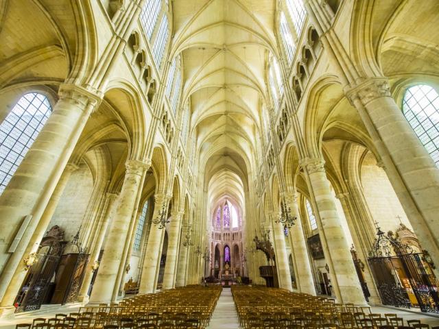 Nef < Cathédrale < Soissons