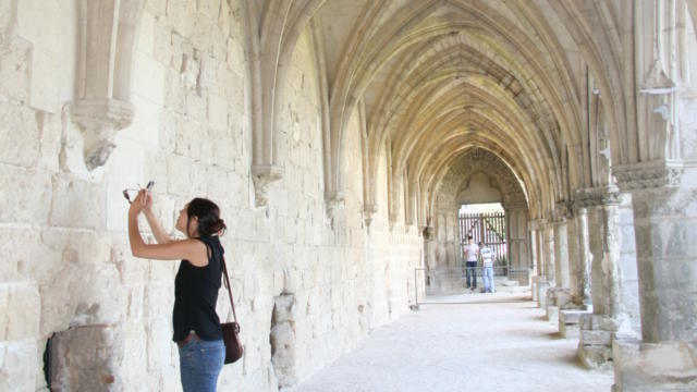 Cloître < Abbaye Saint-Jean-des-Vignes < Soissons