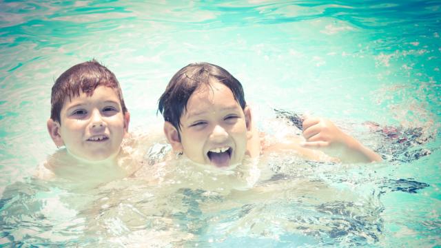 Enfants qui se baignent < Center Parc < Chamouille