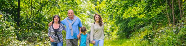 Family walk in the forest < Forêt de Retz