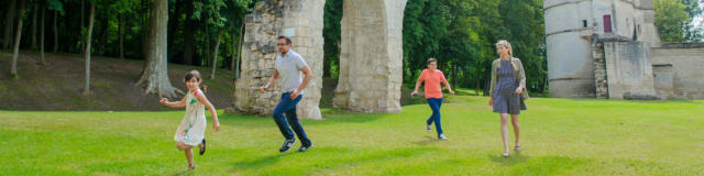 Famille dans le parc du donjon < Septmonts