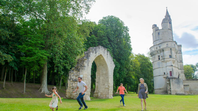 Famille dans le parc du donjon < Septmonts