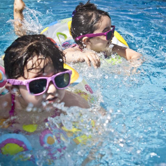 Little girls splashing around < Center Parc < Chamouille