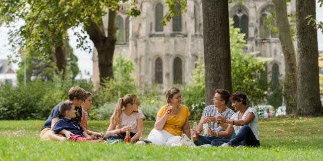 Pique-nique sur les berges de l'Aisne < Soissons