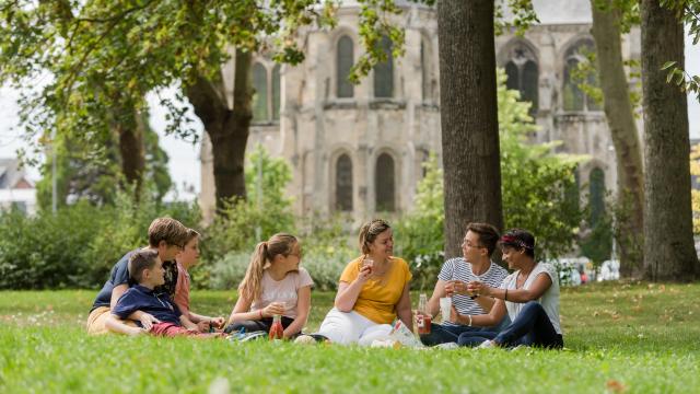 Picknick an den Ufern der Aisne < Soissons