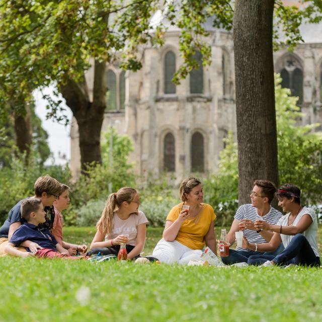 Picknick an den Ufern der Aisne < Soissons